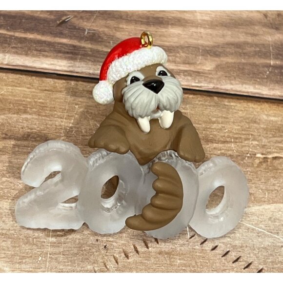 2000 HALLMARK KEEPSAKE ORNAMENT QX6764 COOL DECADE WALRUS BY TAMMY HADDIX - Picture 1 of 8